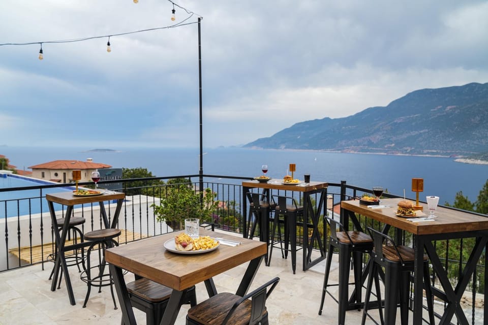 Restaurant/places to eat, Lounge or bar