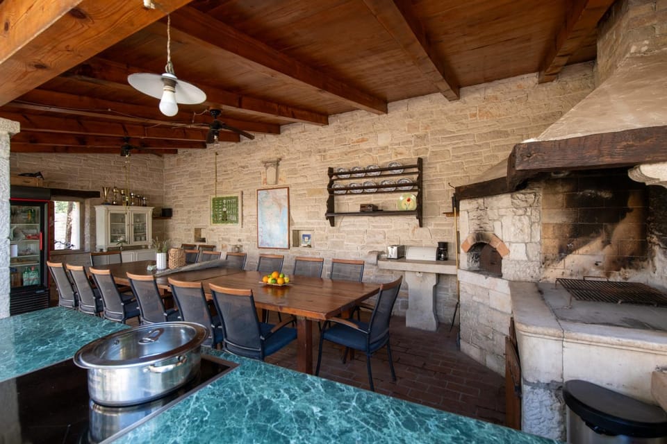 Kitchen or kitchenette, Seating area, Dining area