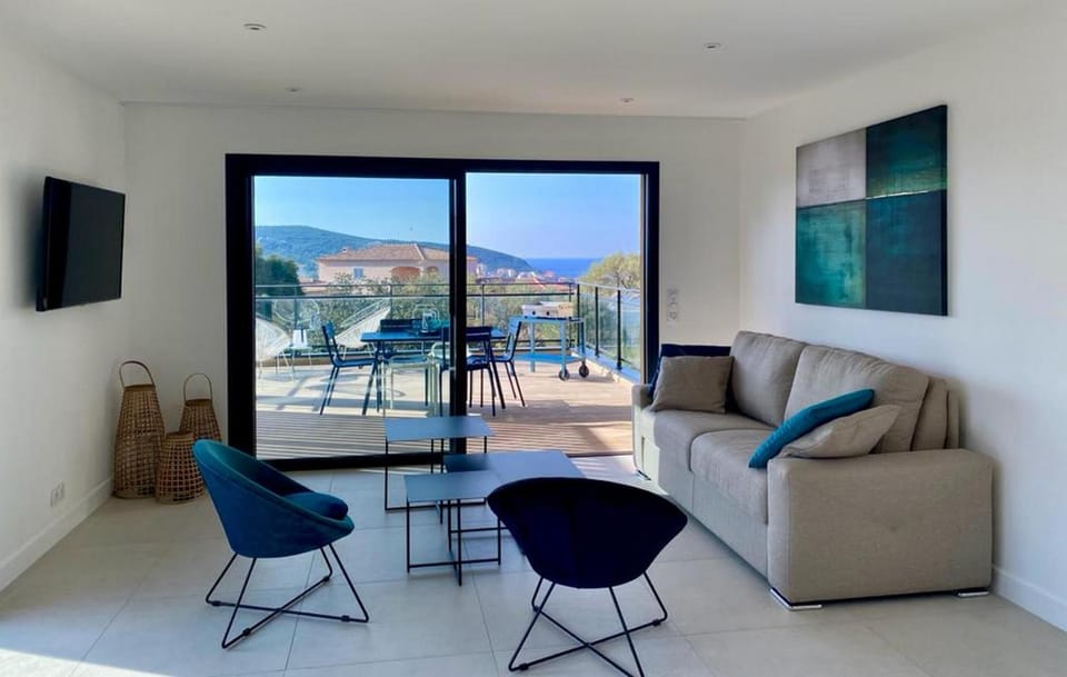 Communal lounge/ TV room, Natural landscape, TV and multimedia, View (from property/room), Balcony/Terrace, Living room, Seating area, Dining area, Mountain view, Sea view
