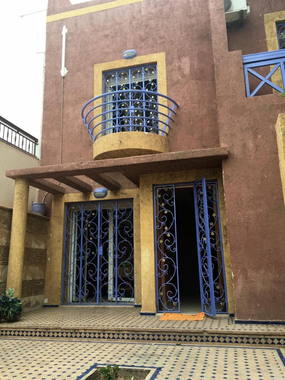 Facade/entrance