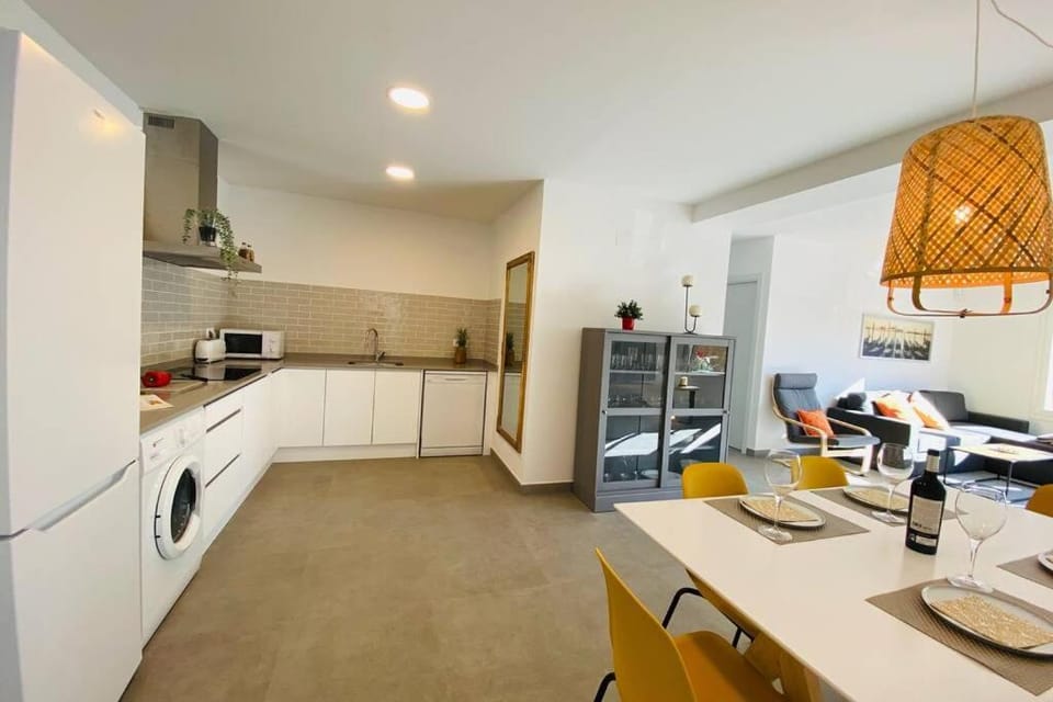 70 M2, APARTAMENTO CERCA DE LA PLAYA, APTO MINUSVALIDOS. Apartment in Roses