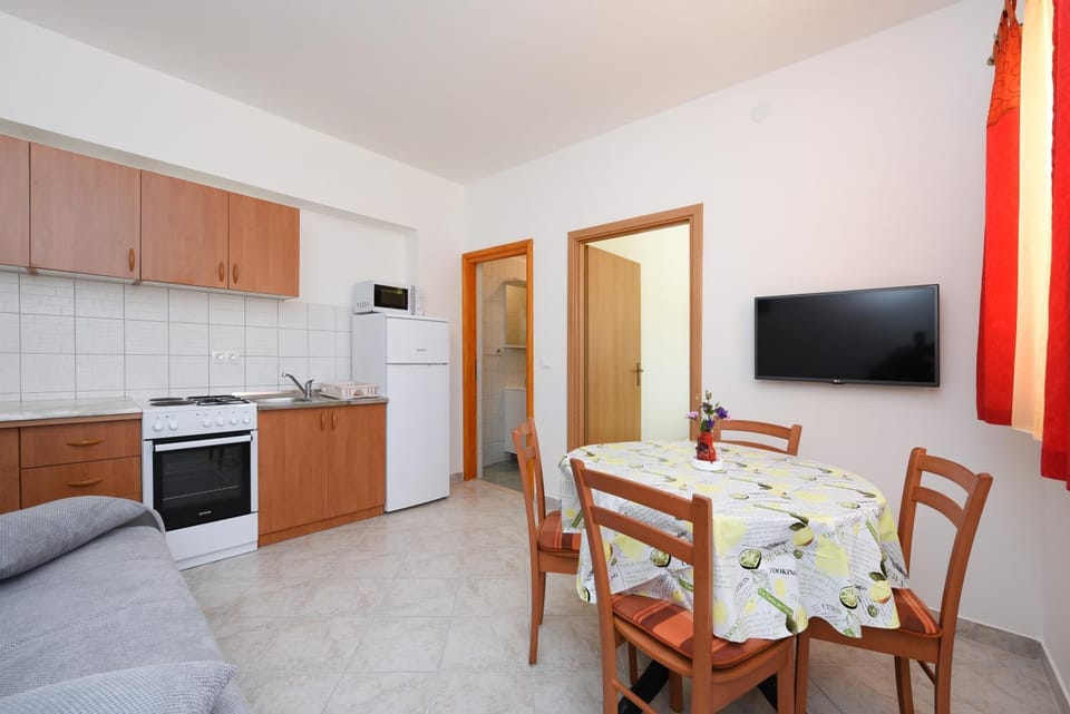 Kitchen or kitchenette, Seating area