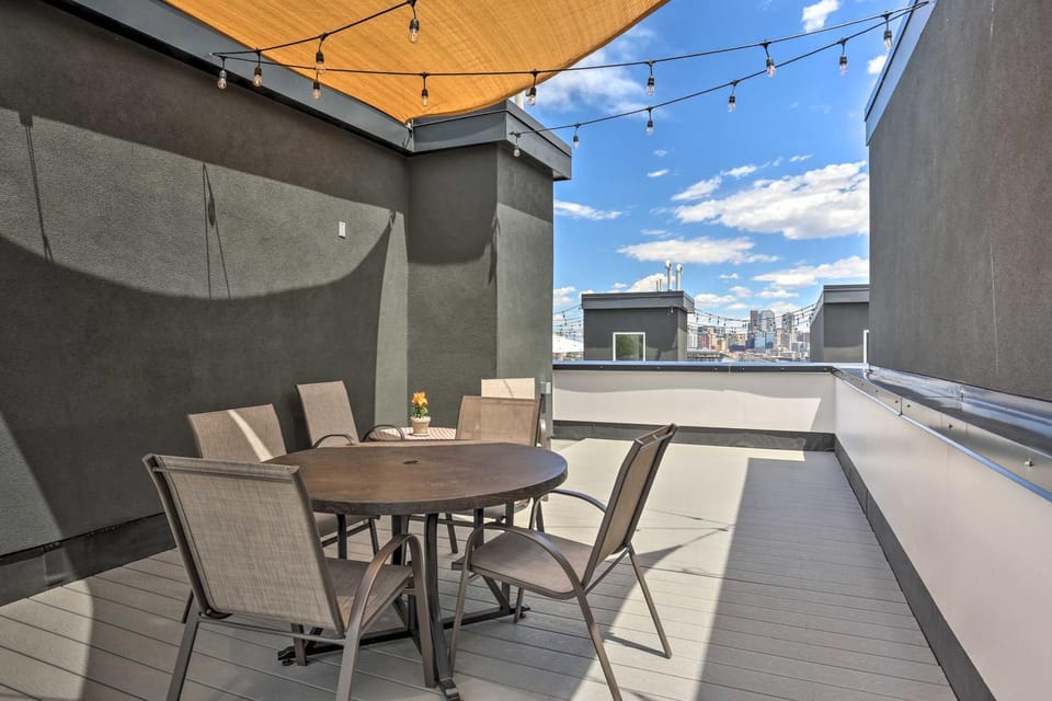 Trendy Denver Townhome - Walk to Mile High Stadium House in Denver