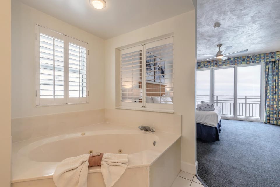 Bed, Hot Tub, Bathroom, Bedroom, towels