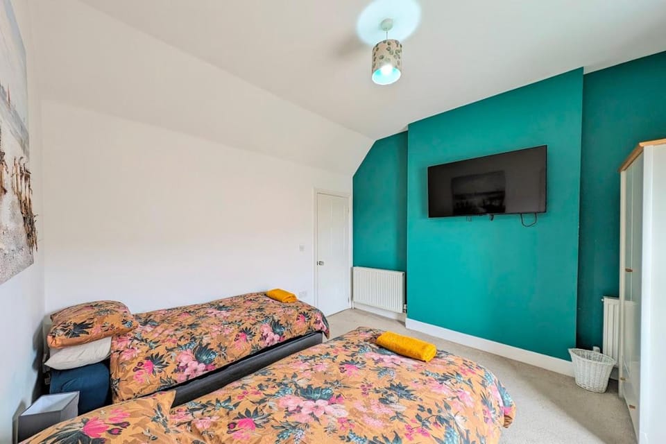 Bed, TV and multimedia, Bedroom, wardrobe