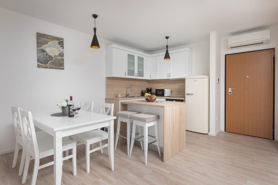 Kitchen or kitchenette, Dining area, Drinks