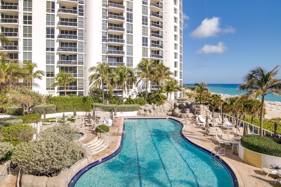 Pool & Tennis: Beachfront Florida Condo! House in Sunny Isles Beach