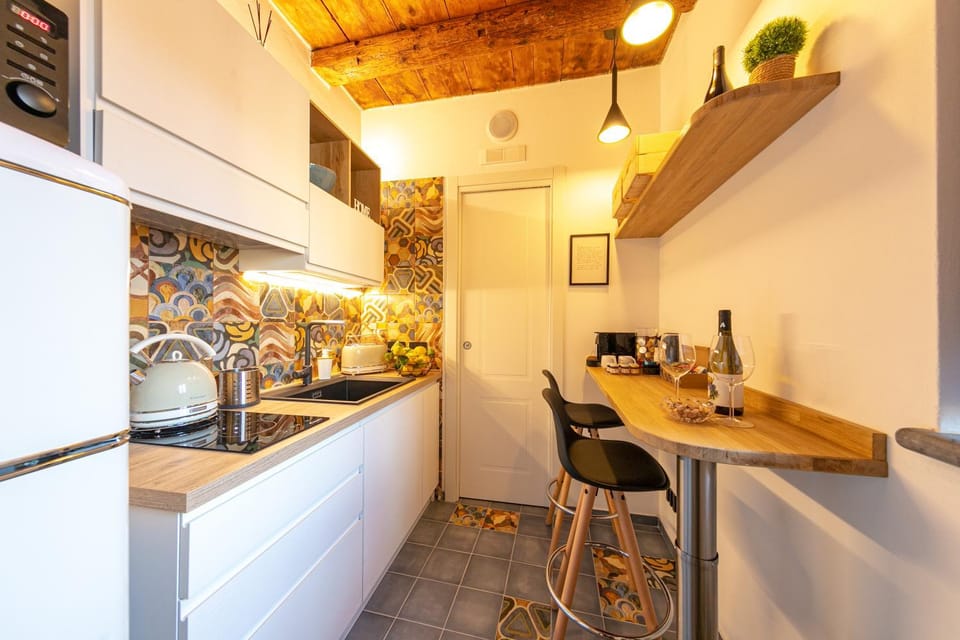 Coffee/tea facilities, Kitchen or kitchenette, Dining area