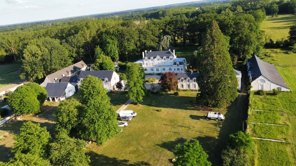 EMPLACEMENT BUCOLIQUE DE CAMPING dans le parc du château - Attention tente, matériels et électricité non fournis Campground/ 
RV Resort in Pays de la Loire