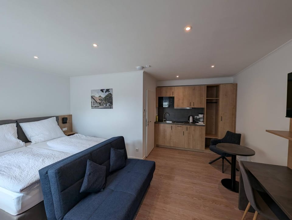 Bed, TV and multimedia, Kitchen or kitchenette, Dining area, Bedroom