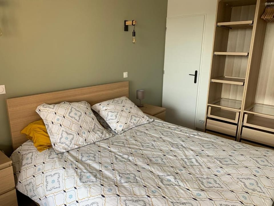 Bed, Photo of the whole room, Bedroom, wardrobe