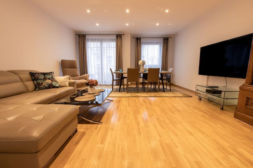 TV and multimedia, Living room, Seating area, Evening entertainment