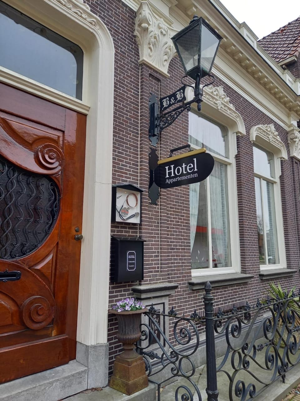 Facade/entrance