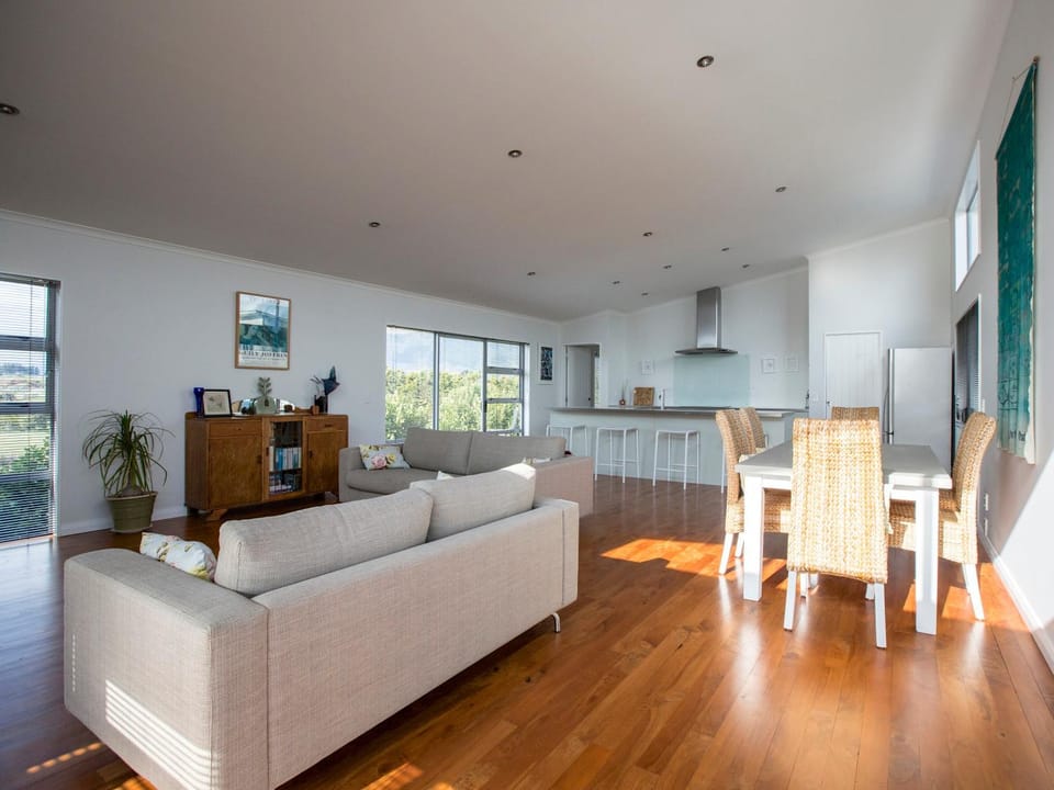 Waikanae Retreat - Waikanae Beach Holiday Home House in Wellington Region