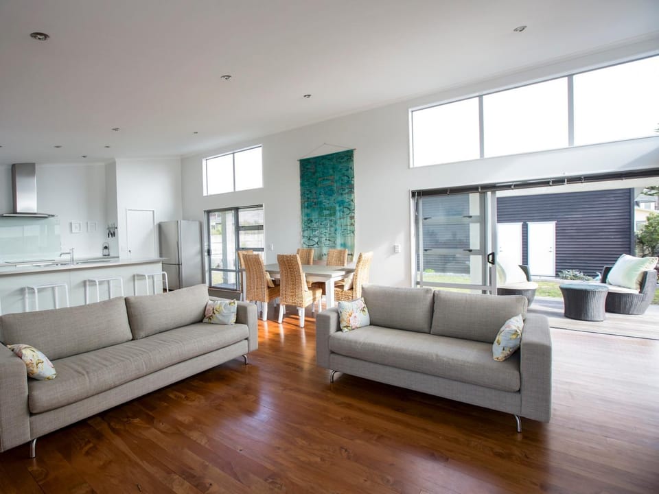 Waikanae Retreat - Waikanae Beach Holiday Home House in Wellington Region