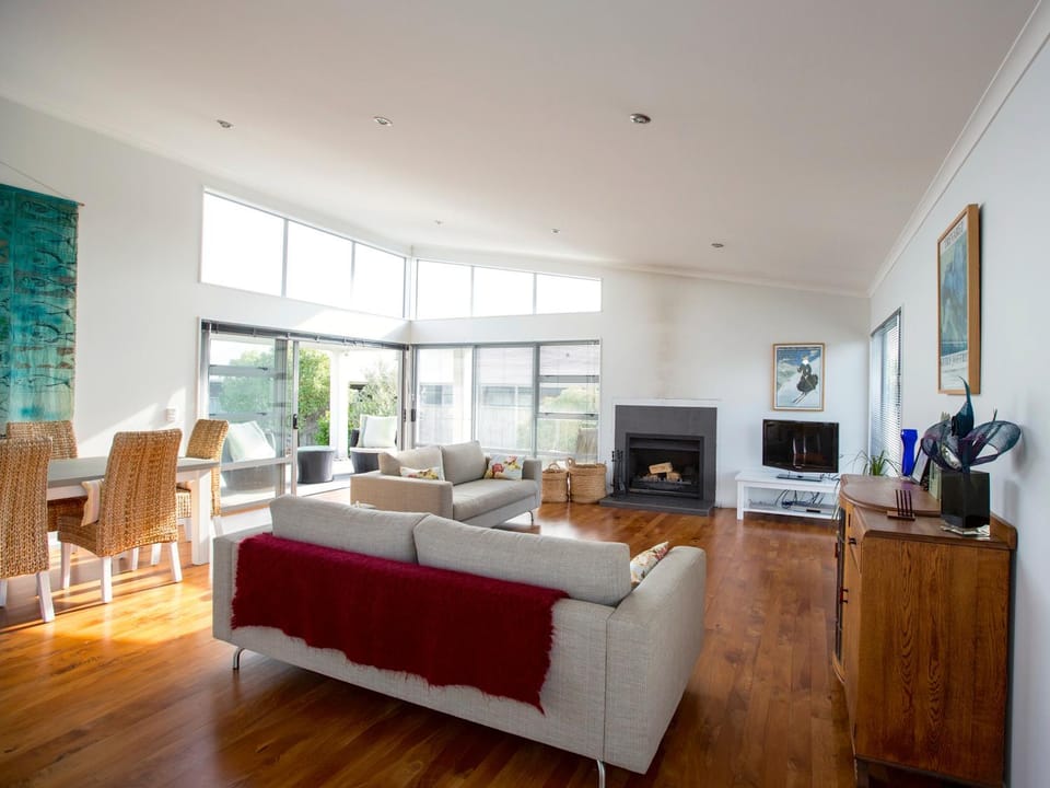 Waikanae Retreat - Waikanae Beach Holiday Home House in Wellington Region