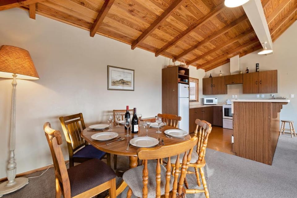 Sycamore Place - Wanaka Holiday Home House in Wanaka