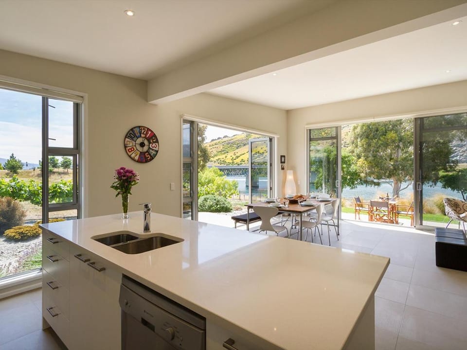 Sunhaven Lakeside - Cromwell Holiday Home House in Otago