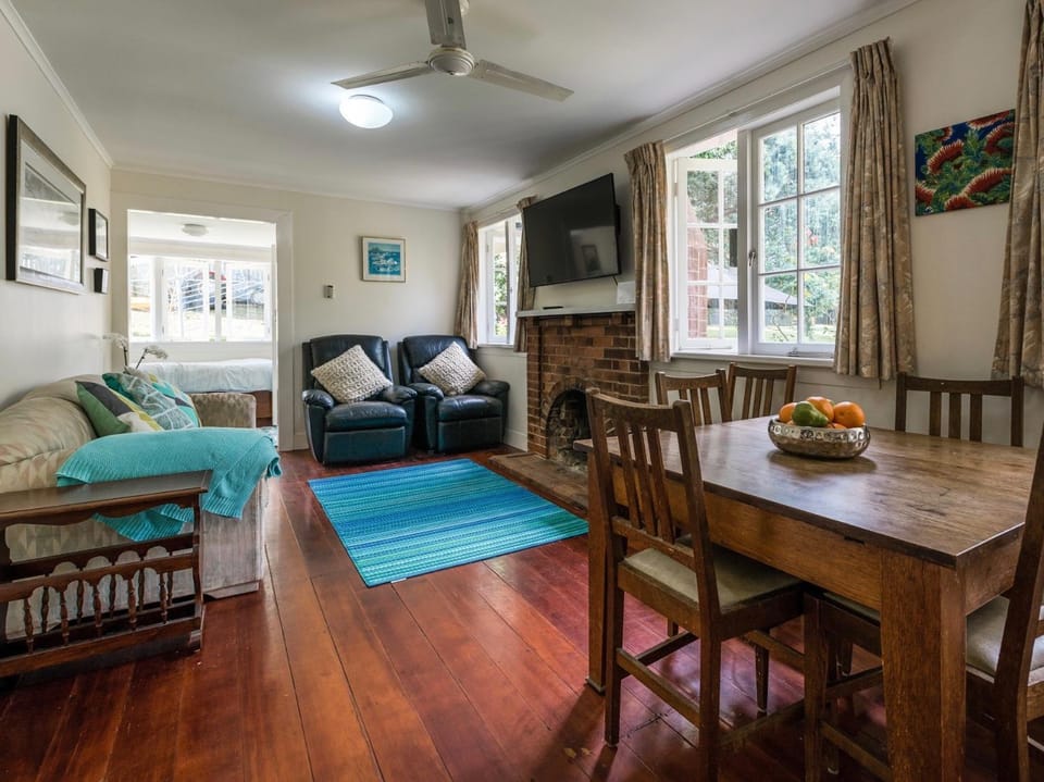 Onetangi Beach Cottage - Onetangi Bach House in Auckland Region