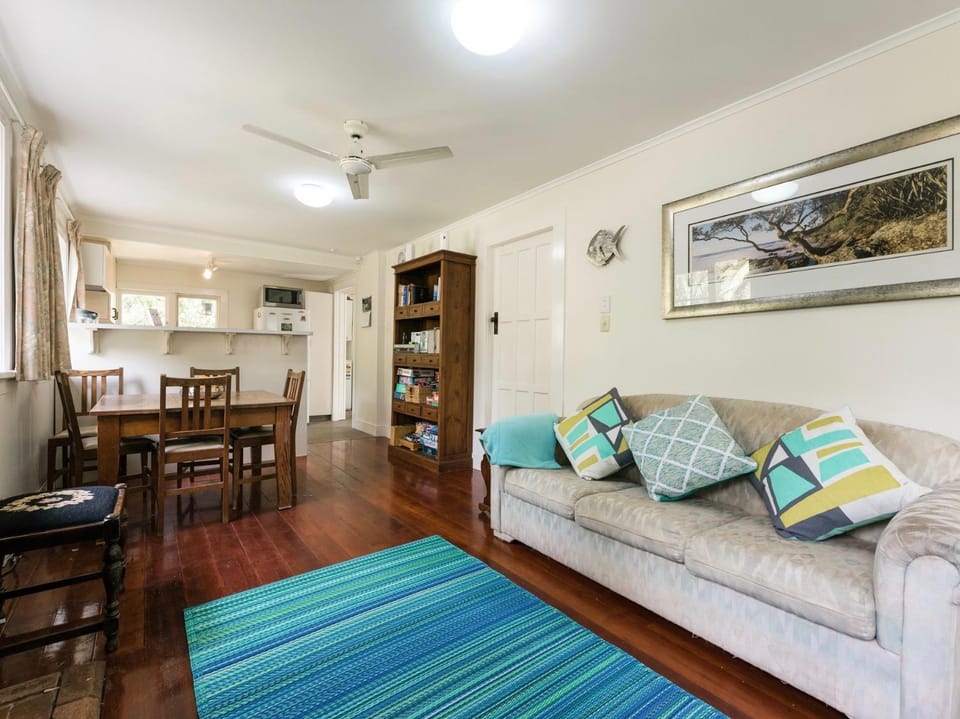 Onetangi Beach Cottage - Onetangi Bach House in Auckland Region