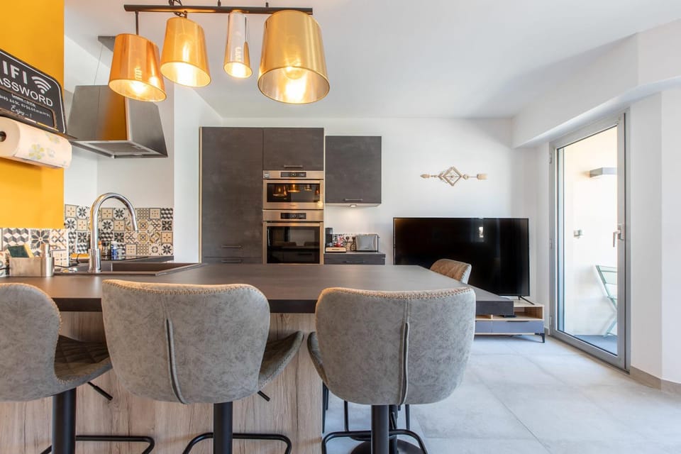 Kitchen or kitchenette, Living room, Seating area, Dining area