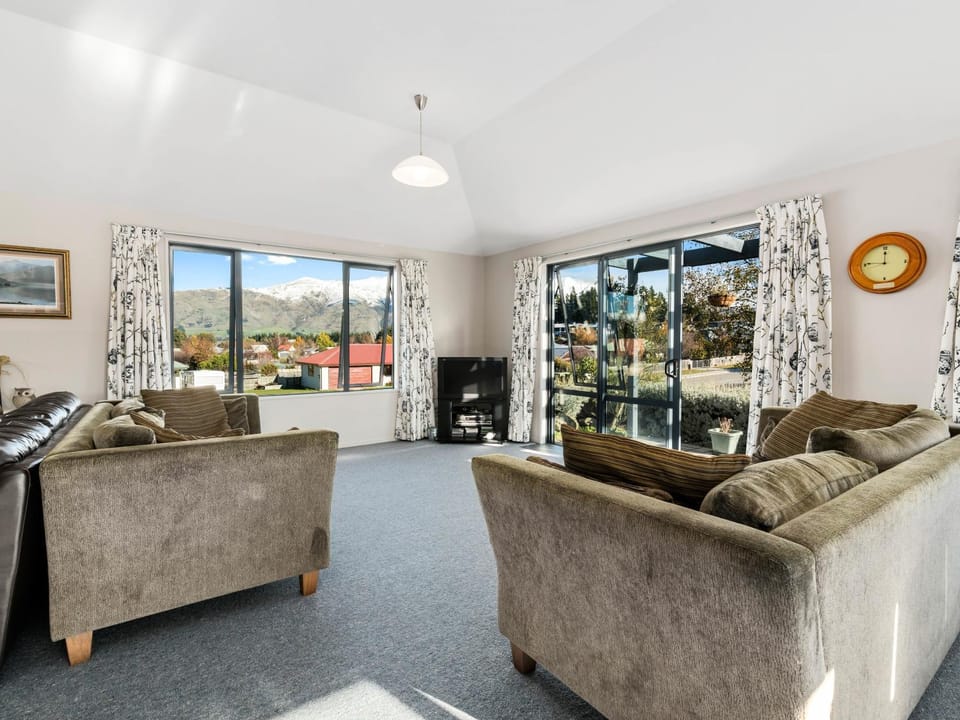 Mount Iron Magic - Wanaka Holiday Home House in Wanaka