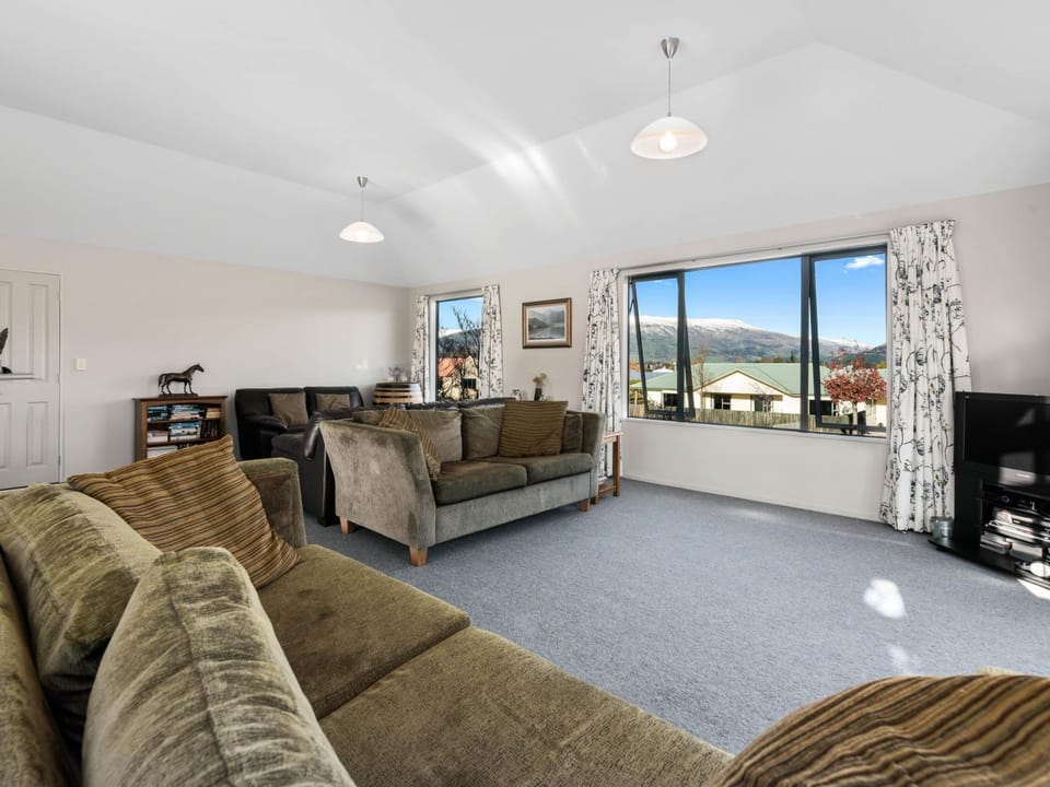 Mount Iron Magic - Wanaka Holiday Home House in Wanaka