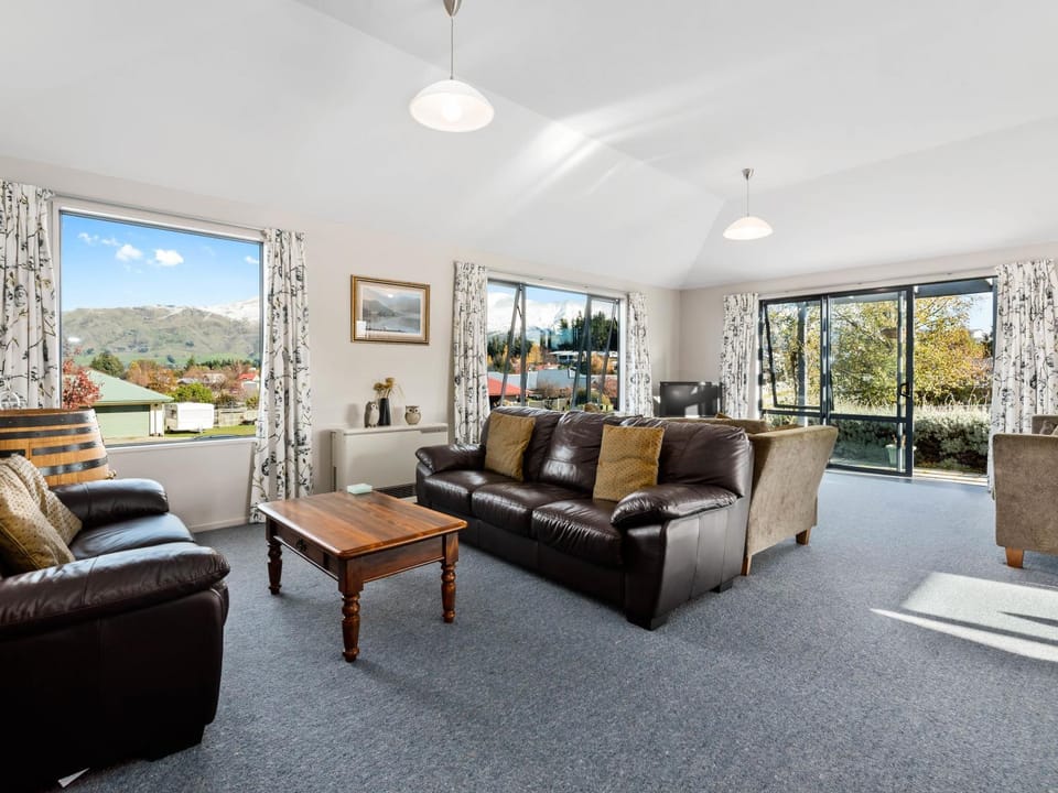 Mount Iron Magic - Wanaka Holiday Home House in Wanaka