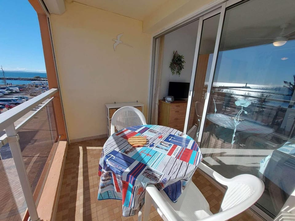 Studio cabine 4 personnes, terrasse, parking, Grau d'Agde - FR-1-423-210 Cabin in Agde