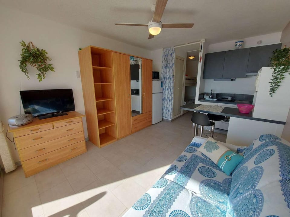 Studio cabine 4 personnes, terrasse, parking, Grau d'Agde - FR-1-423-210 Cabin in Agde