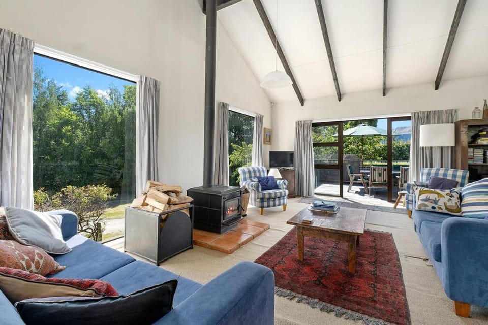 Southern Serenity - Wanaka Holiday Home House in Wanaka