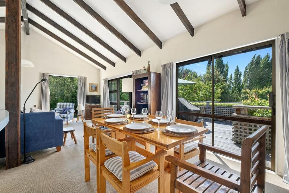 Southern Serenity - Wanaka Holiday Home House in Wanaka