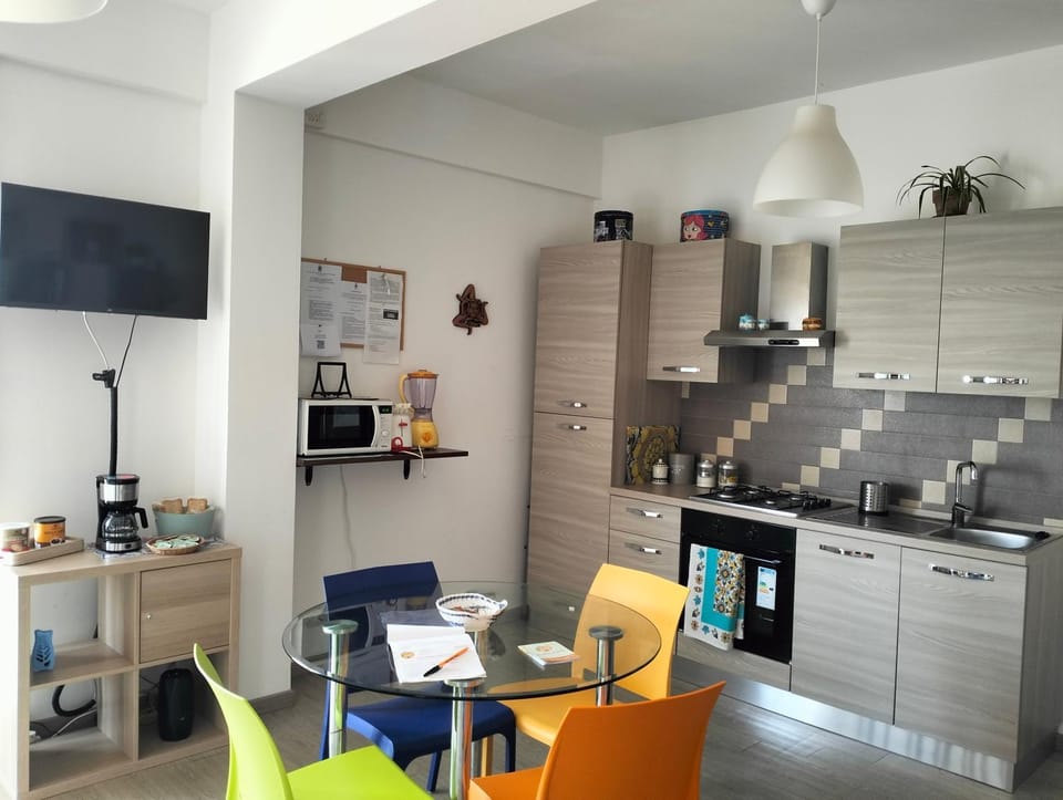 Coffee/tea facilities, Kitchen or kitchenette, microwave, kitchen