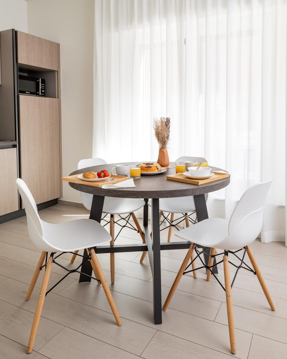 Kitchen or kitchenette, Dining area