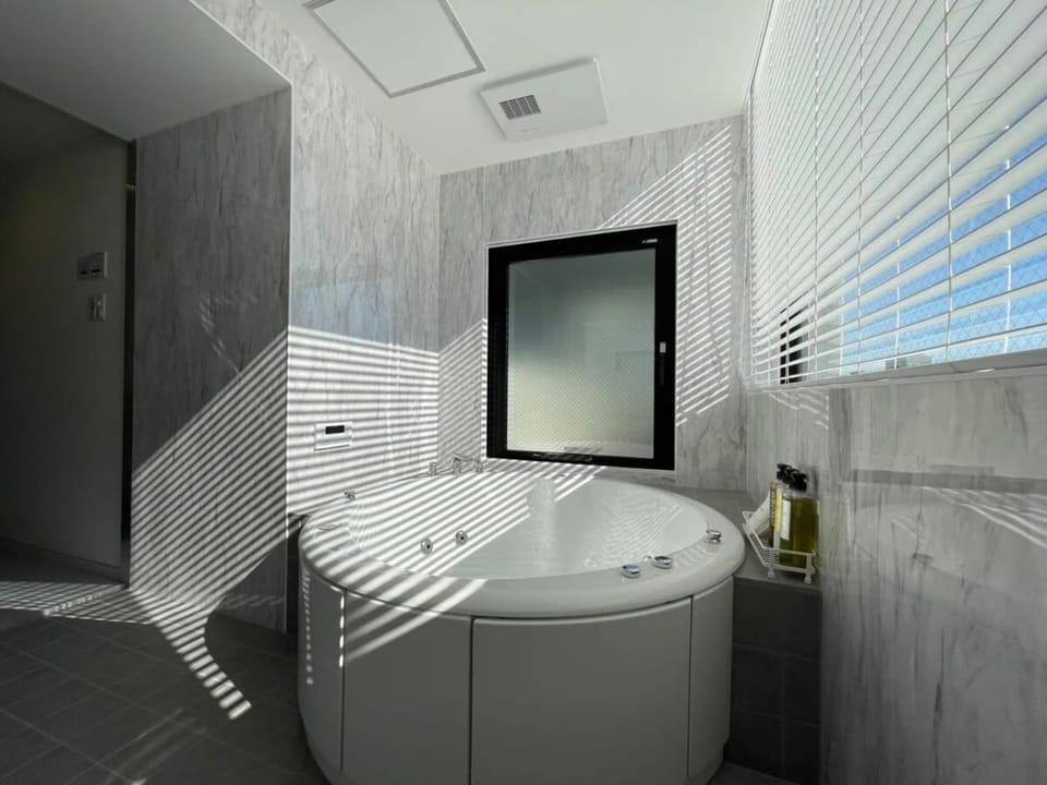 Hot Tub, Bathroom