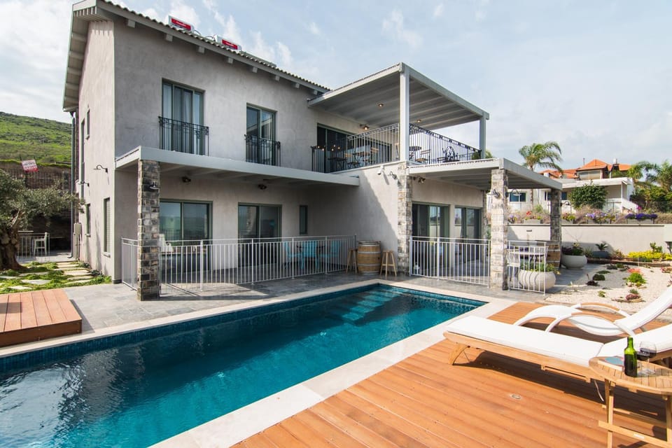 View (from property/room), Pool view, Swimming pool, sunbed