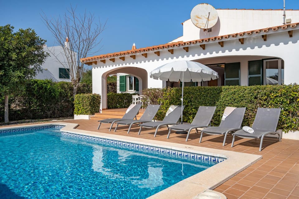 Swimming pool, sunbed