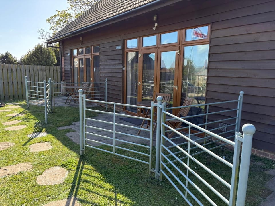 Poachers Hut 1-Bed Cottage Sleeps 2 Pet Friendly House in England