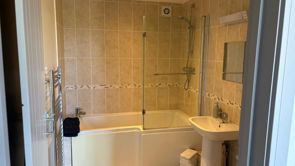 Poachers Hut 1-Bed Cottage Sleeps 2 Pet Friendly House in England