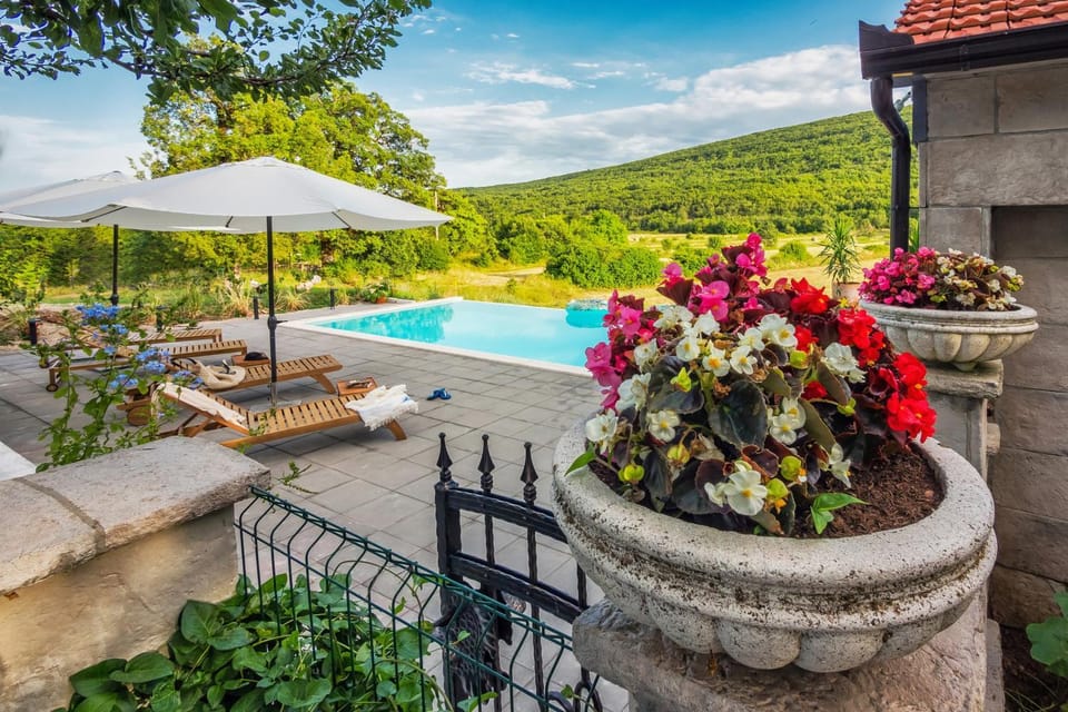 Patio, Day, Natural landscape, Garden, Garden view, Mountain view, Pool view, Swimming pool, sunbed