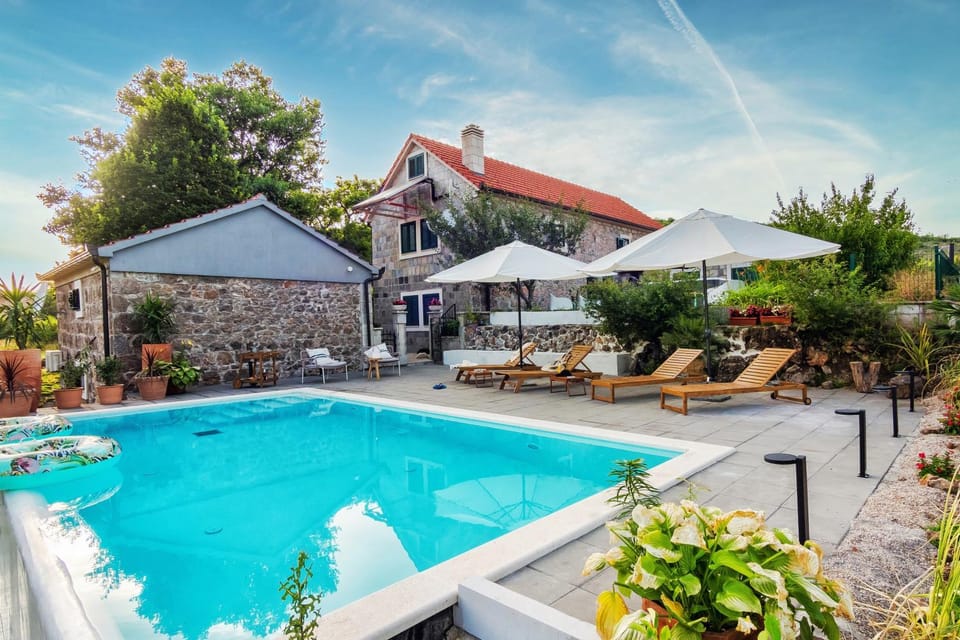 Property building, Patio, Day, Garden, Garden view, Pool view, Swimming pool, sunbed