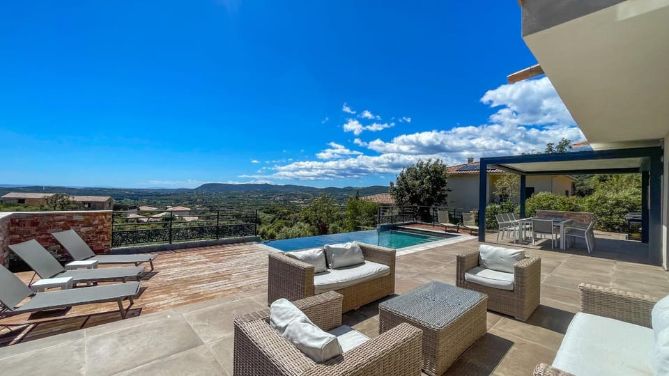 Tres belle villa neuve vue mer avec piscine chauffee Villa in Zonza