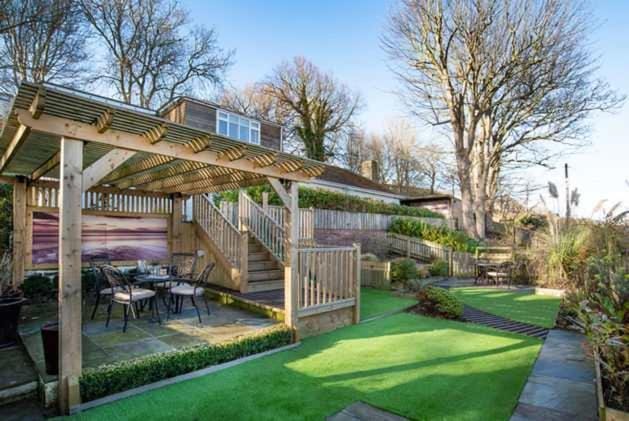 Beach Approach House - 30 steps from beach - Luxury house - kids slide and chill-out room - amazing location - garden House in Filey