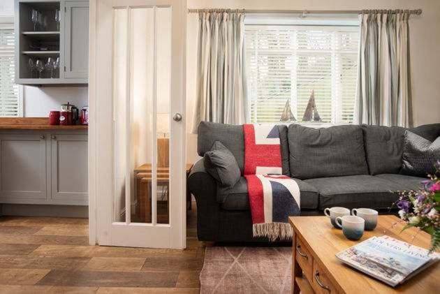 Beach Approach House - 30 steps from beach - Luxury house - kids slide and chill-out room - amazing location - garden House in Filey
