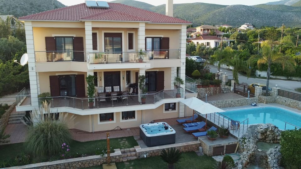 Property building, Garden, Hot Tub, Garden view, Mountain view, Pool view, Swimming pool, Quiet street view, VIP