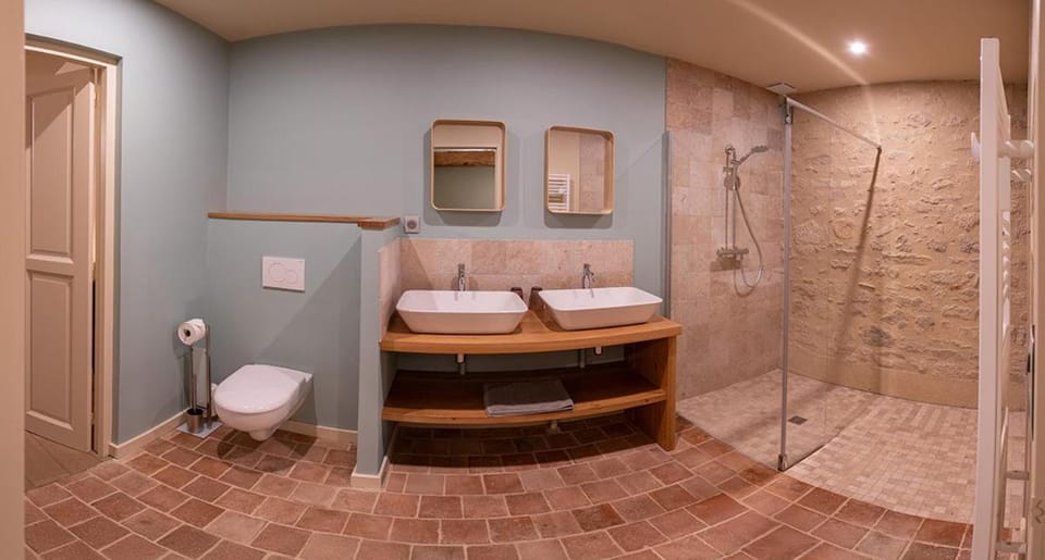 Shower, Toilet, towels