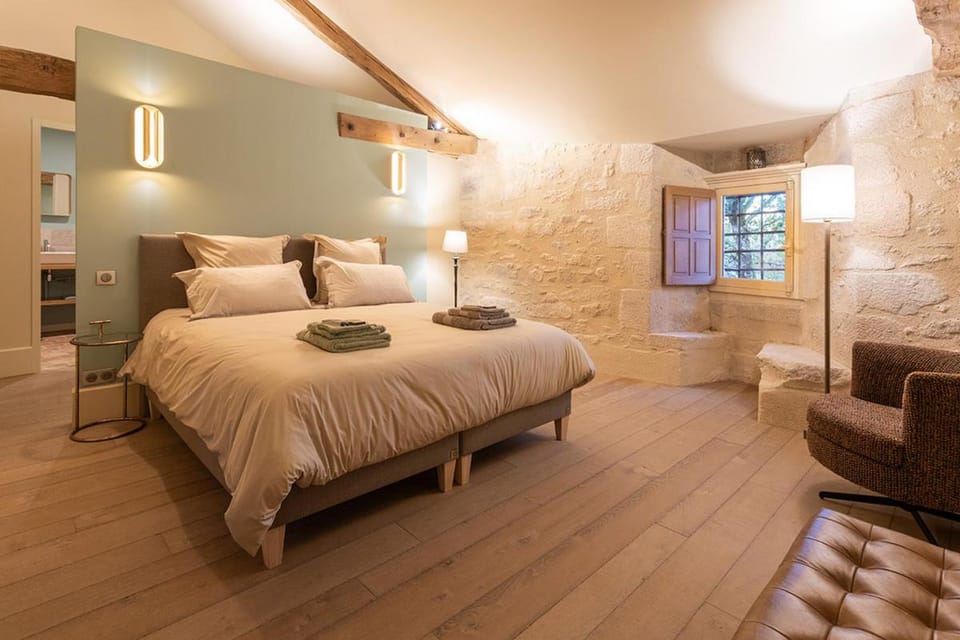 Bed, Photo of the whole room, Bedroom, towels