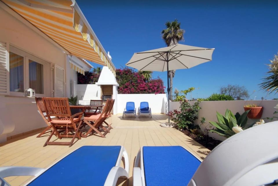 Property building, Balcony/Terrace, Living room