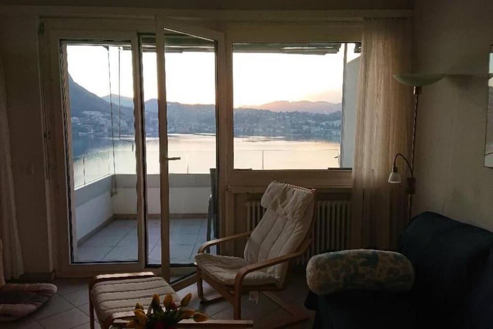 Living room, Lake view, Mountain view