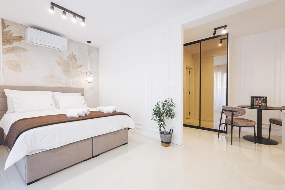 Bed, Seating area, Bedroom